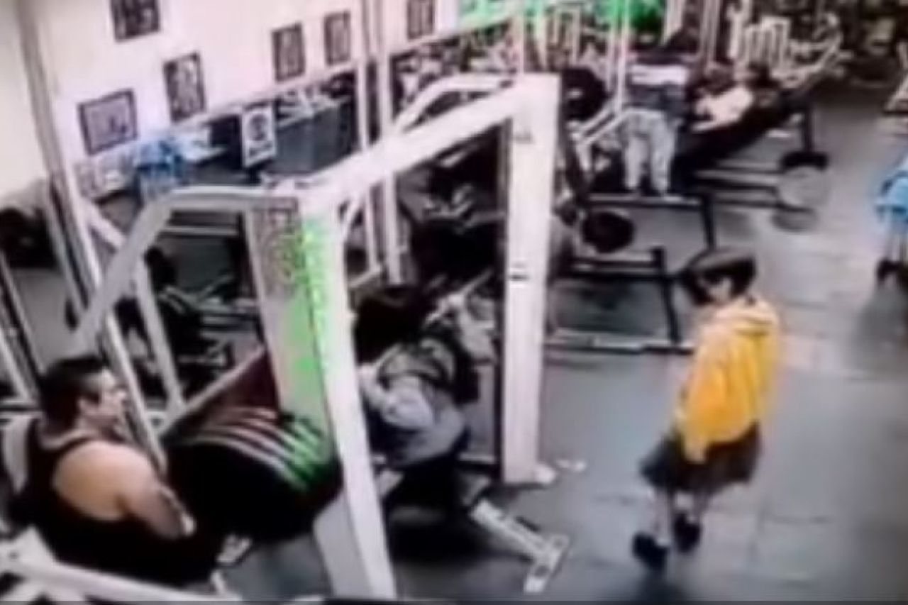 Video: Así perdió la vida mujer al levantar barra con 180 kilos