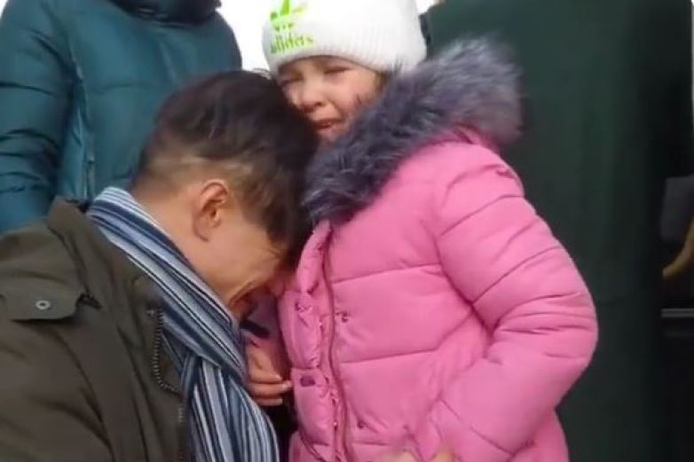 Video: Padre se despide de su hija en Ucrania para ponerla a salvo