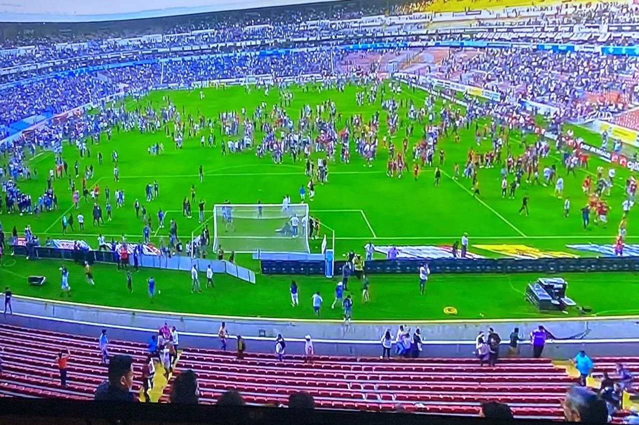 Video: Se arma la campal entre aficionados del Atlas y Querétaro