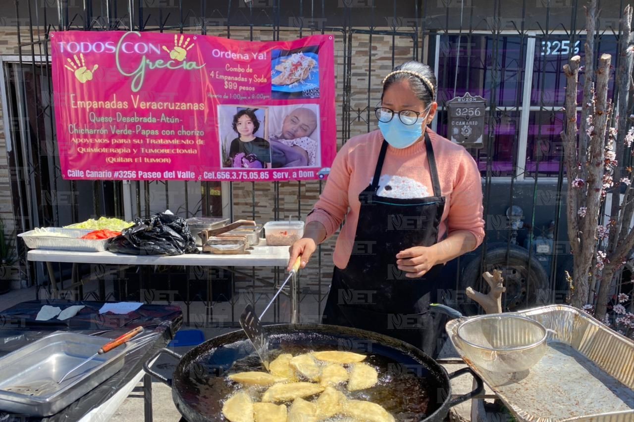 Venden empanadas veracruzanas para costear su tratamiento