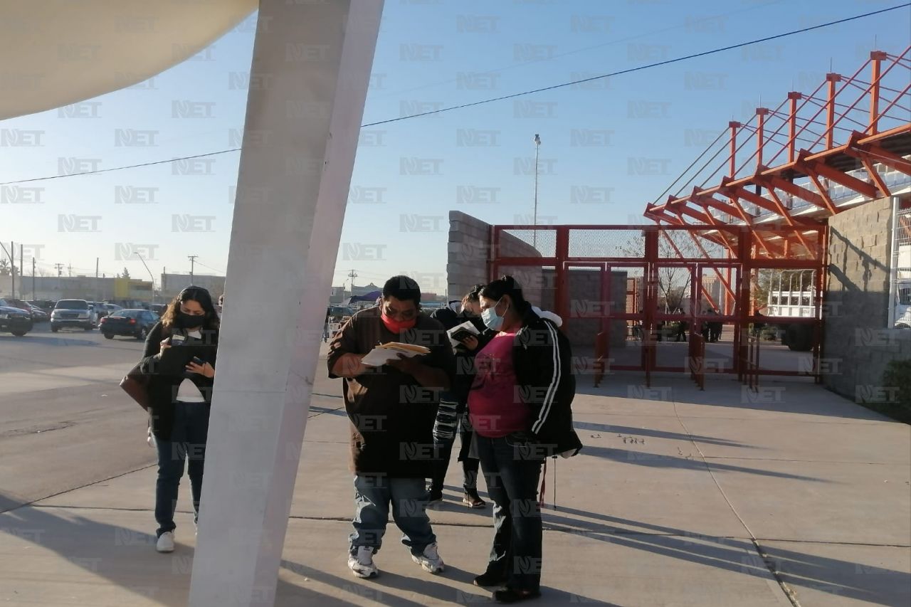 Llegan juarenses por su tercera dosis al Estadio de Beisbol Juárez