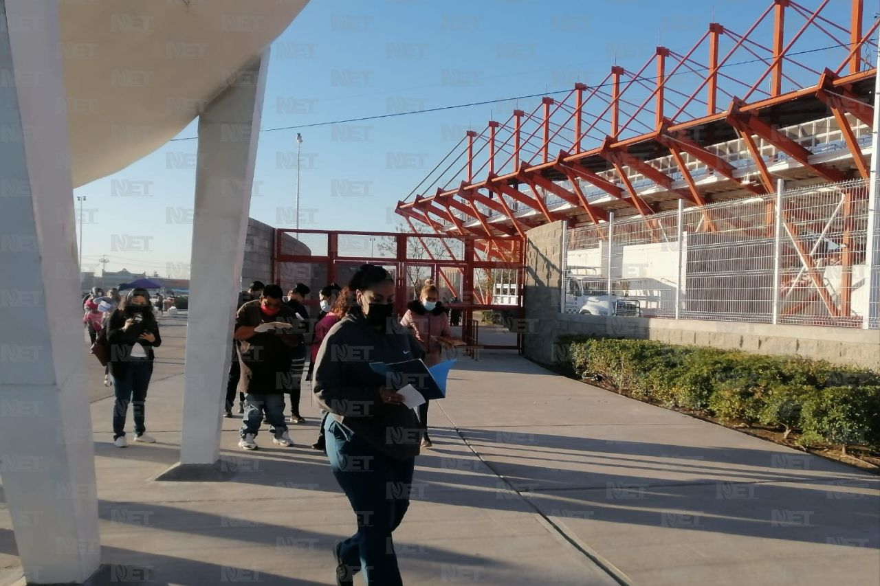 Llegan juarenses por su tercera dosis al Estadio de Beisbol Juárez