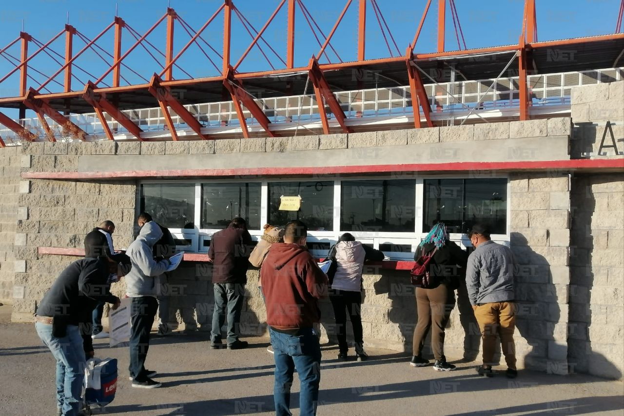 Llegan juarenses por su tercera dosis al Estadio de Beisbol Juárez