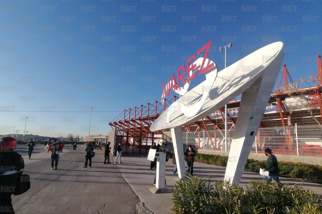 Llegan juarenses por su tercera dosis al Estadio de Beisbol Juárez