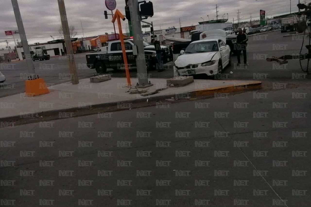 Se pasa el semáforo en rojo y choca auto; dos lesionados