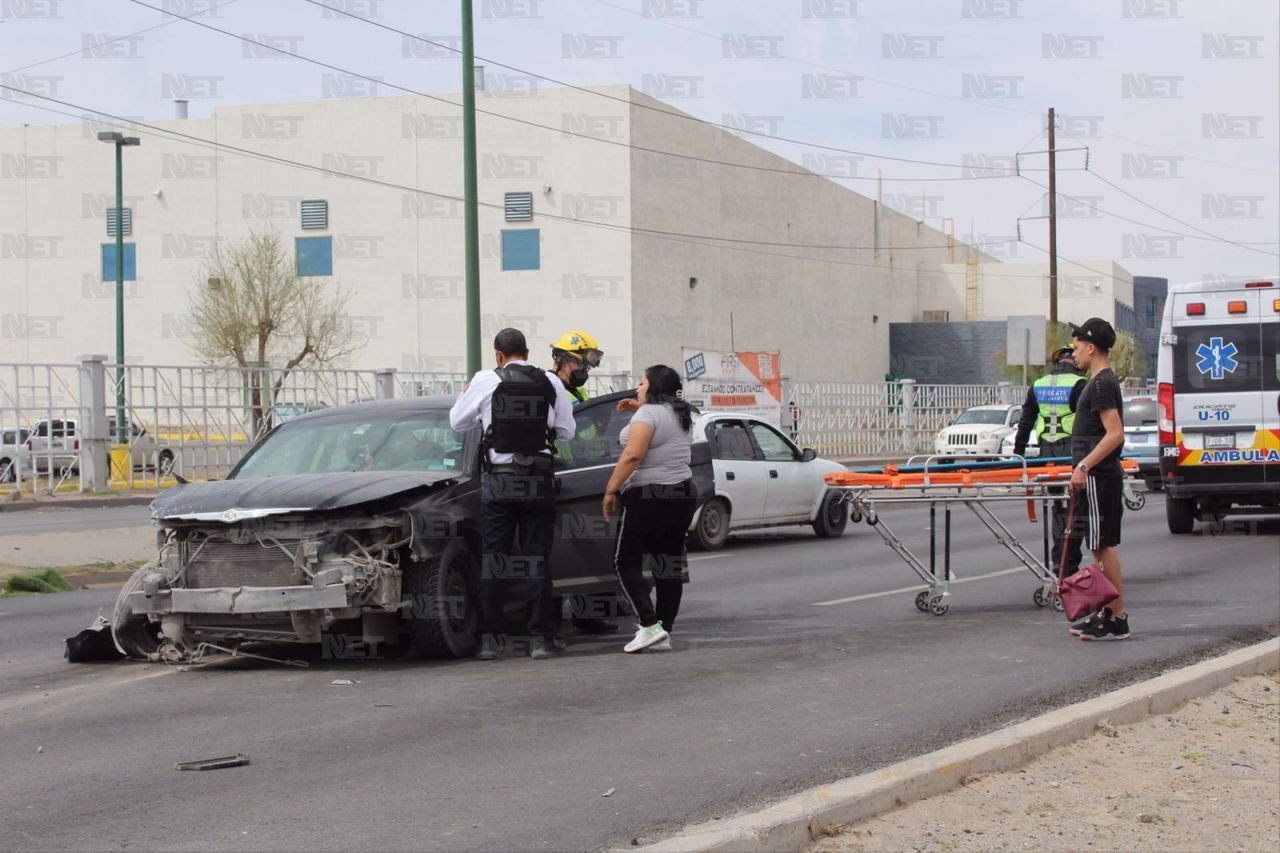 Choca contra poste en el Juan Pablo II