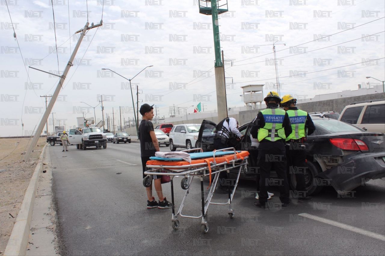Choca contra poste en el Juan Pablo II