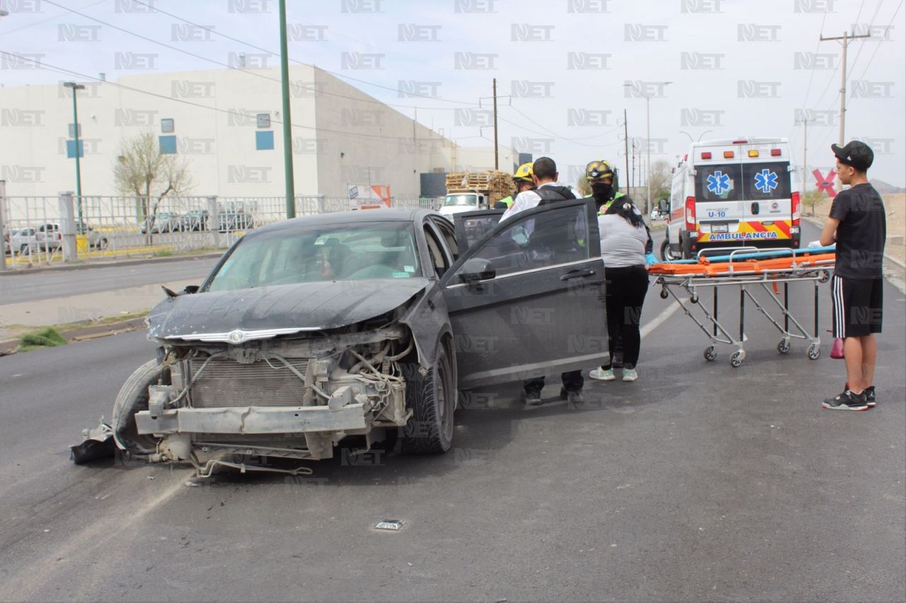 Choca contra poste en el Juan Pablo II