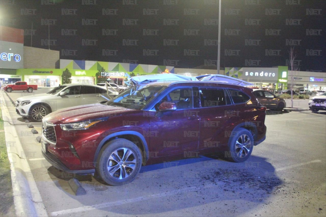 Cae espectacular sobre camioneta en Plaza Sendero