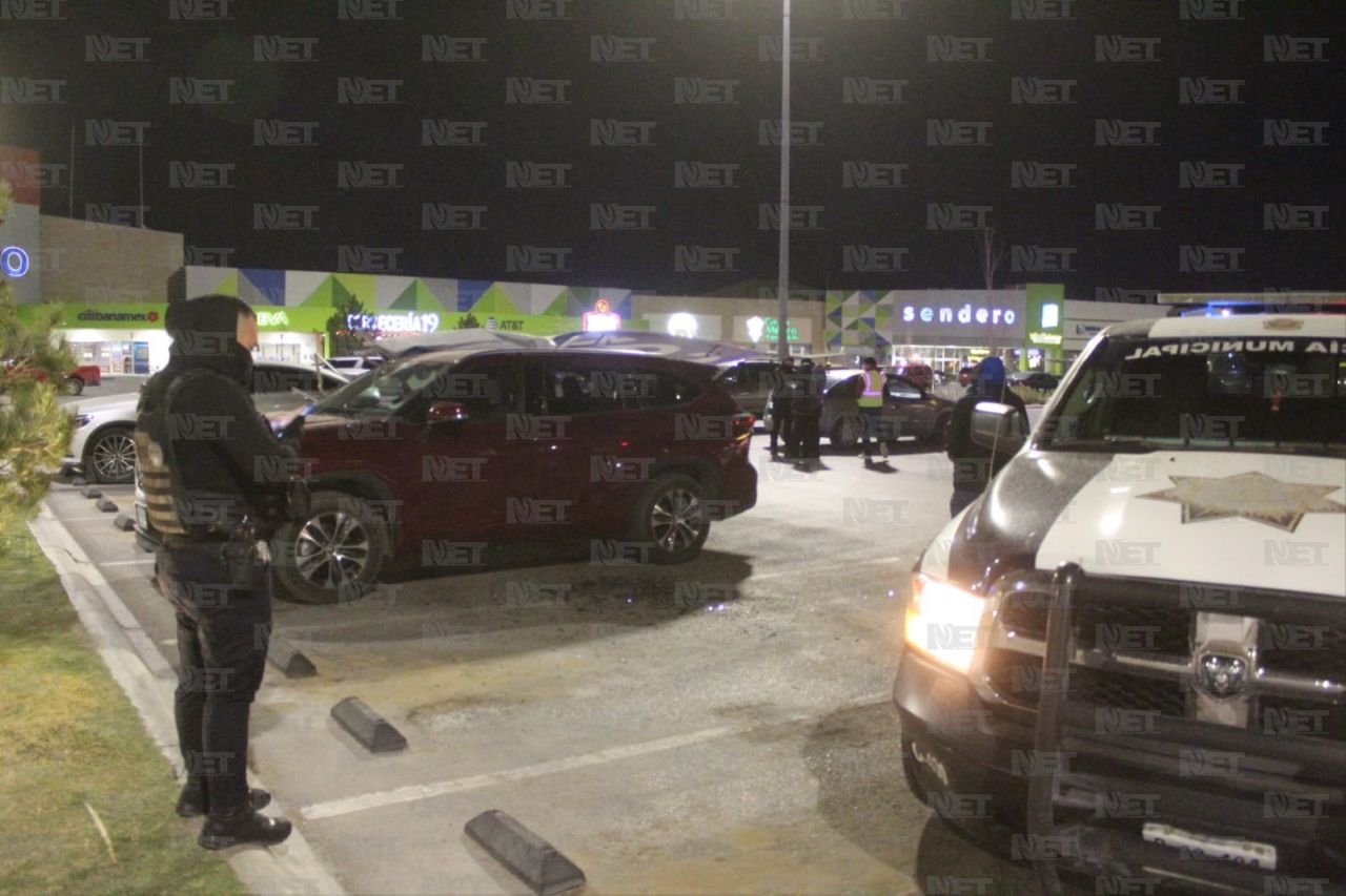 Cae espectacular sobre camioneta en Plaza Sendero