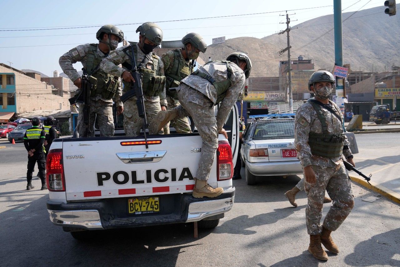 Desaloja policía de Perú a campesinos de mina china de cobre