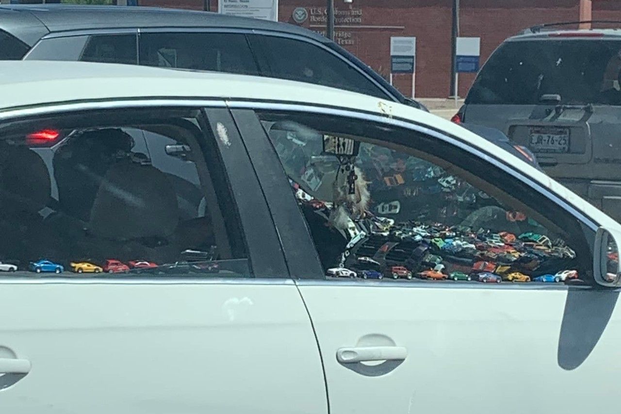 Captan auto decorado con carritos en el puente Zaragoza