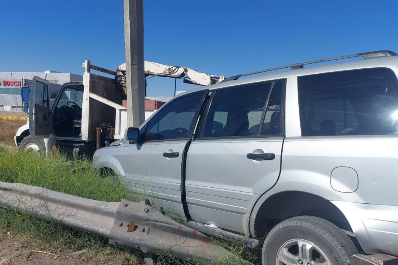 Choca camioneta contra poste y la abandona