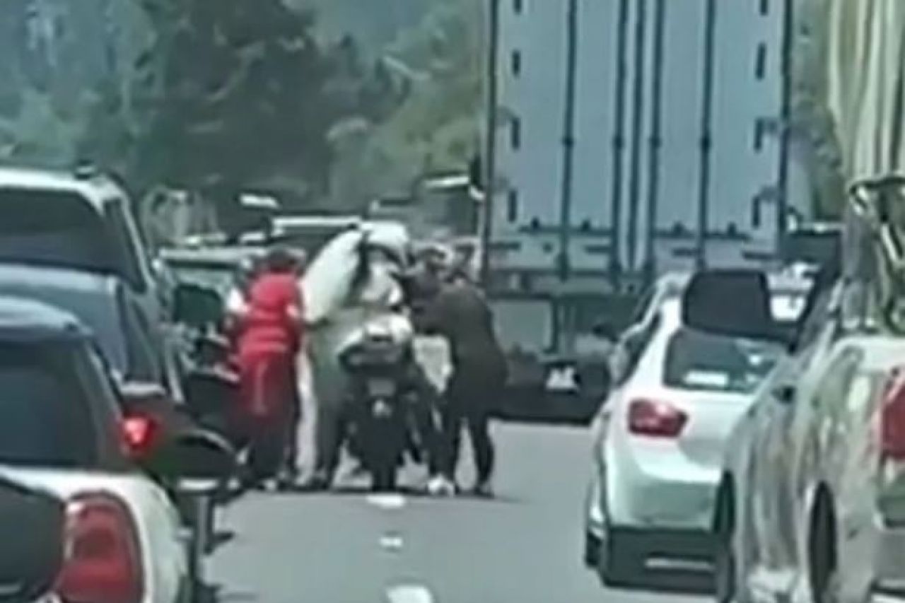 Video: Motociclista da aventón a novia atorada en el tráfico