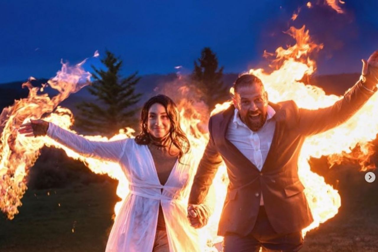 ¡Que ardientes! Novios se prenden fuego en plena boda