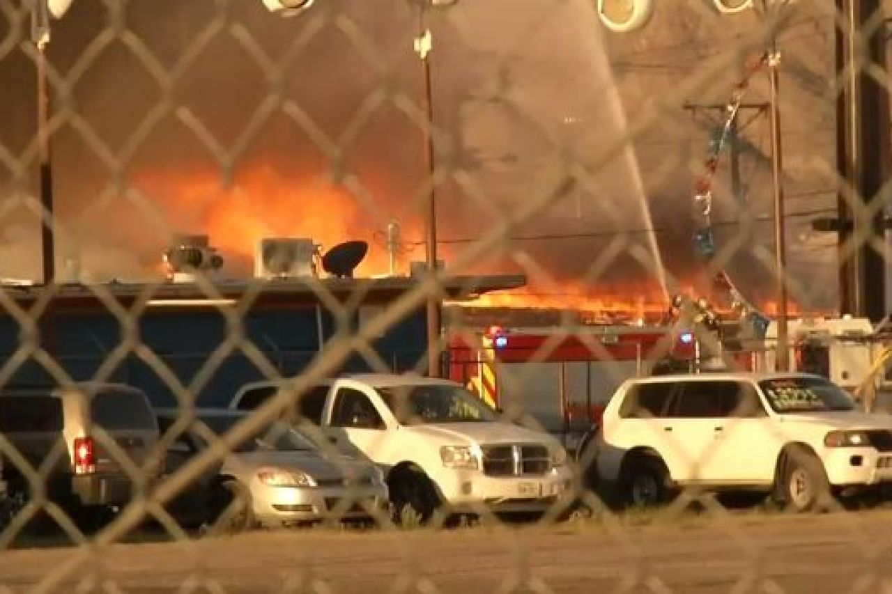 Incendio destruye negocios en el noreste de El Paso
