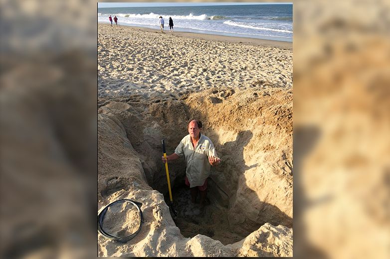  Advierten que cavar hoyos en playas de EU es peligroso