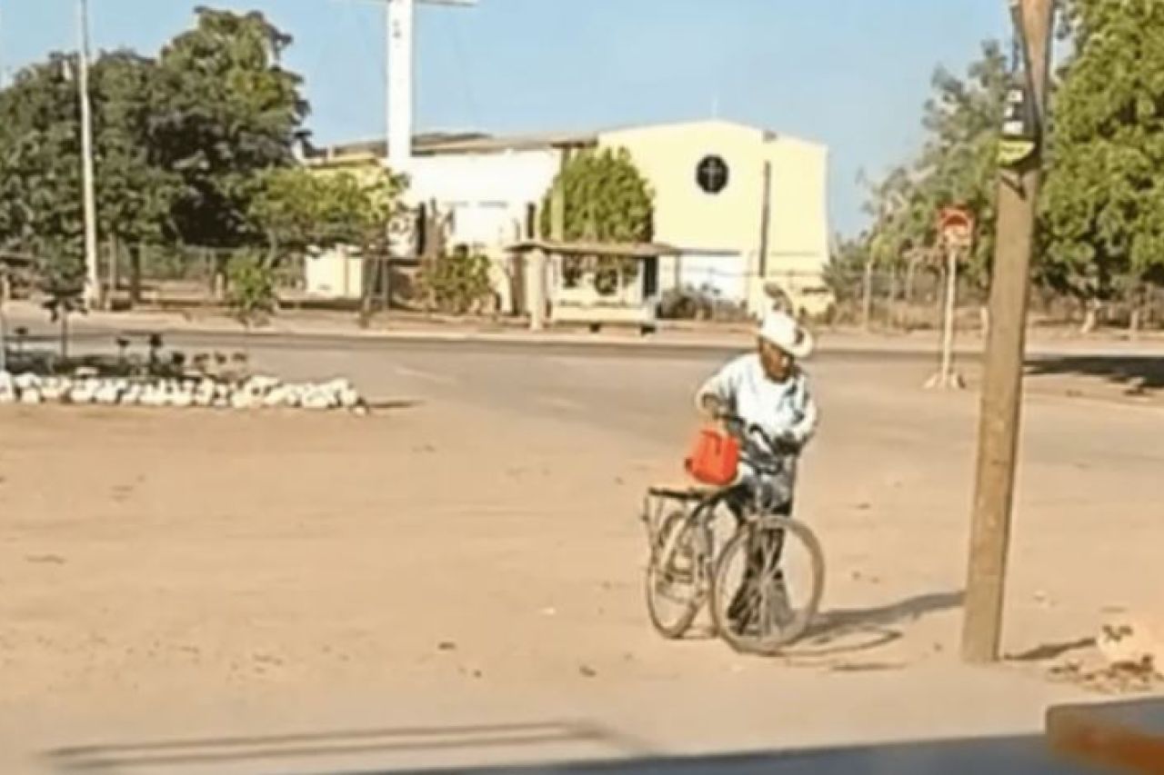 Video: Adulto mayor le lleva el lonche a su nieta todos los días en su bici