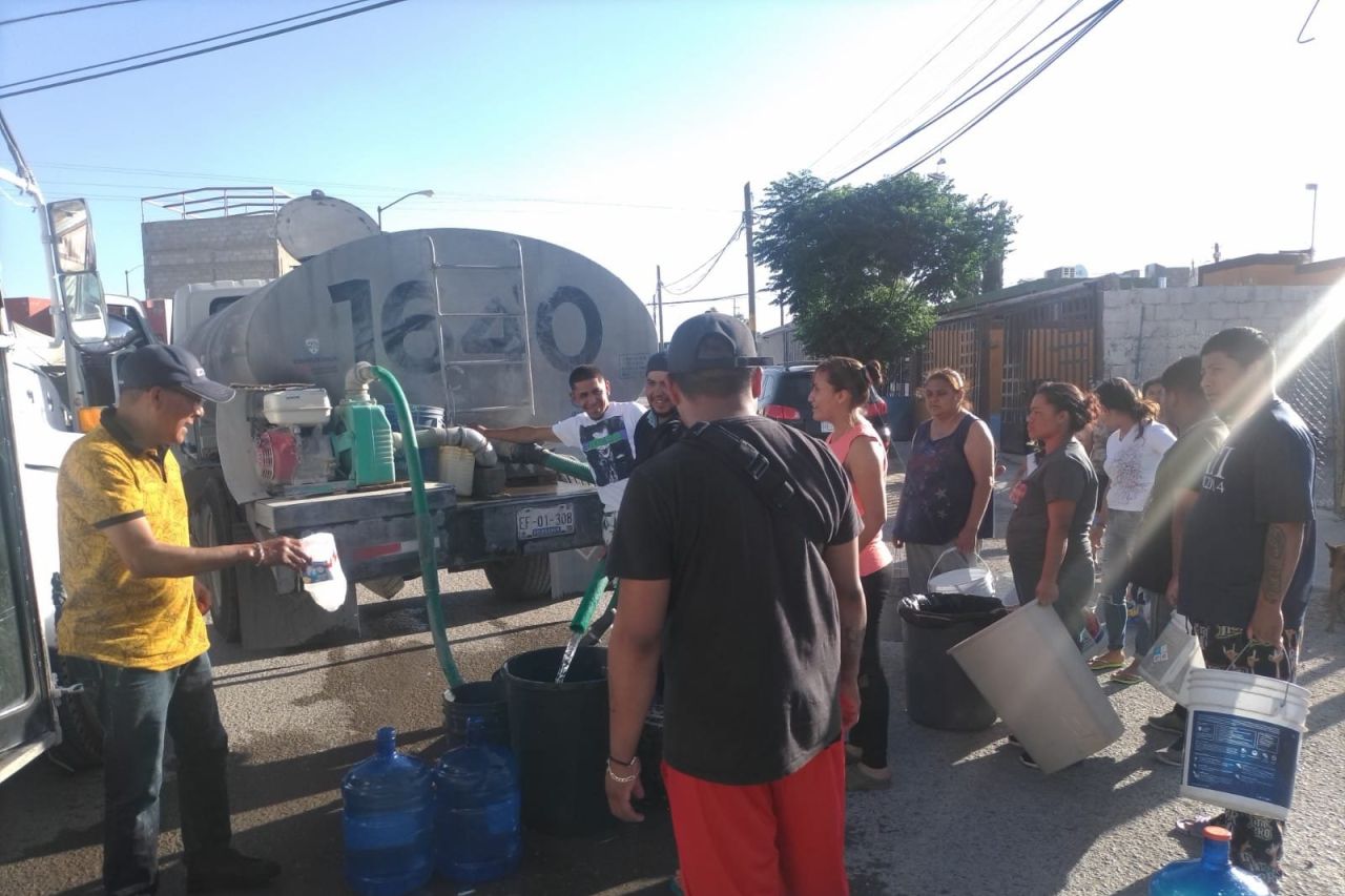 Apoya JMAS con pipas por falta de agua en Portal del Roble