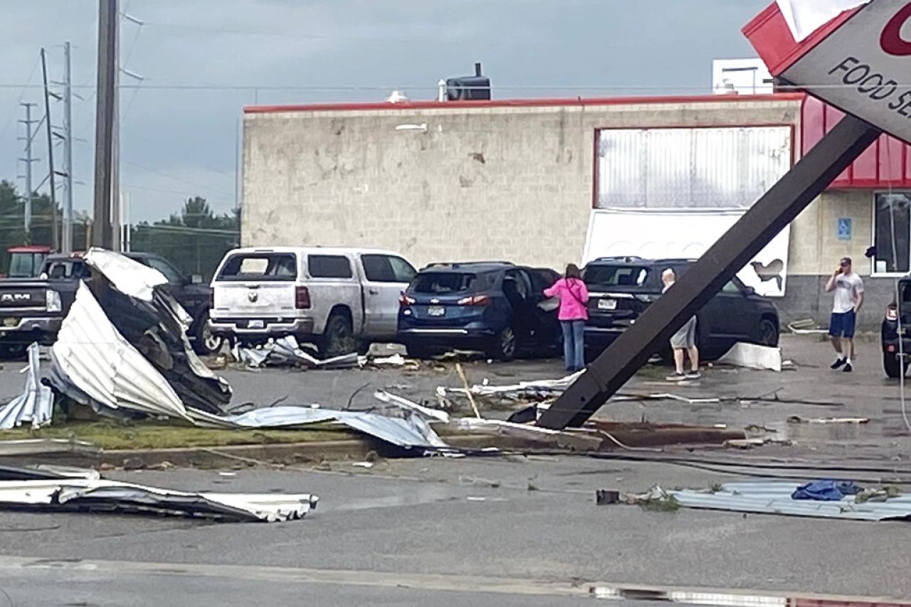 Suman dos muertes por tornado en Michigan