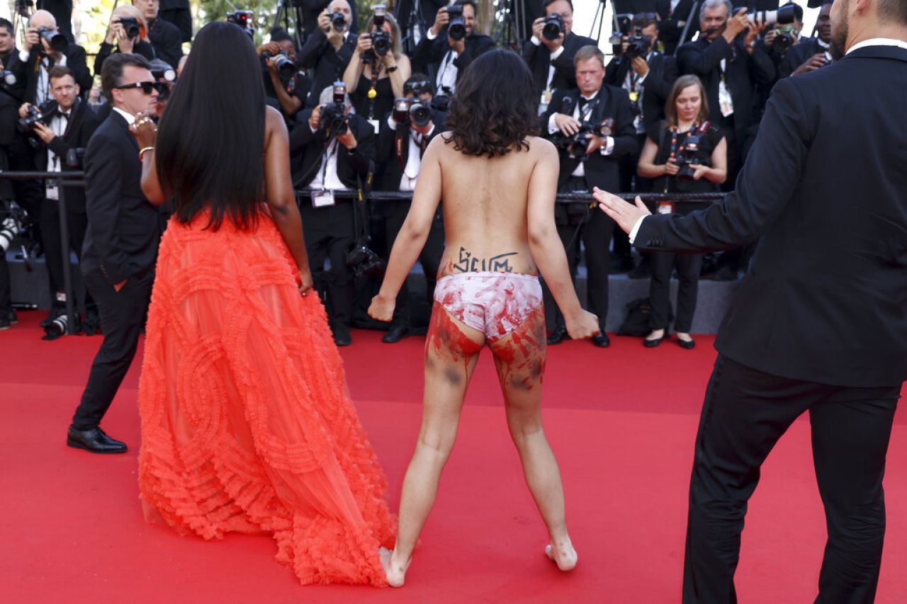 Protesta contra abusos en alfombra roja de Cannes