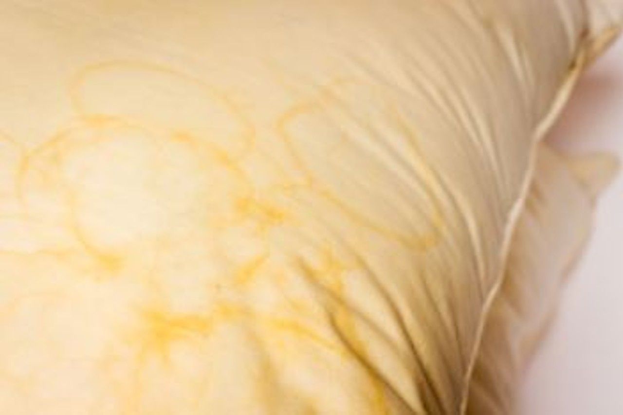 Tips para quitar las manchas amarillas de tu almohada