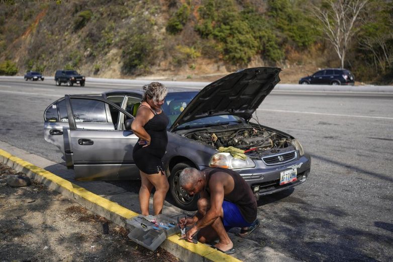 Autos viejos en Venezuela se descomponen donde sea