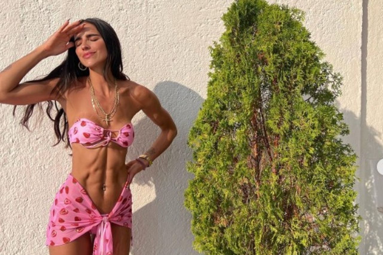 Sin censura; Bárbara de Regil presume estrías en diminuto bikini