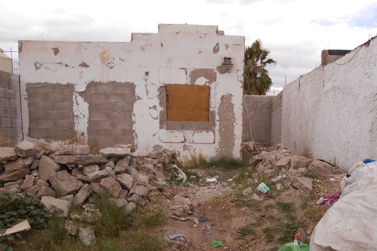 Tapian casas abandonadas en Chihuahua