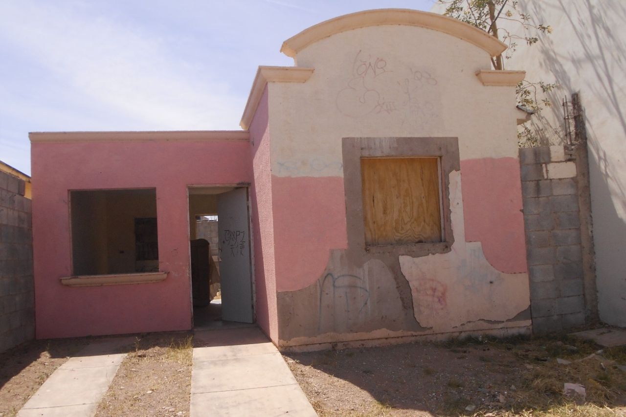 Tapian casas abandonadas en Chihuahua