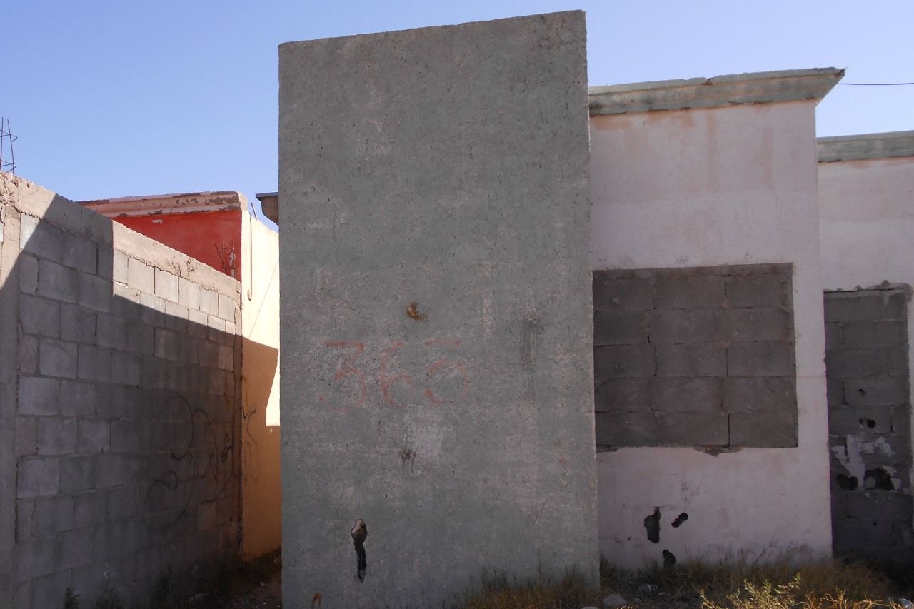 Tapian casas abandonadas en Chihuahua