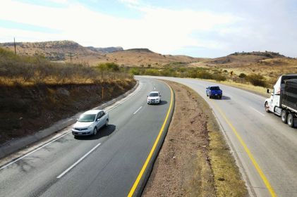 Exhortan a respetar límites de velocidad y evitar manejar cansados en carreteras