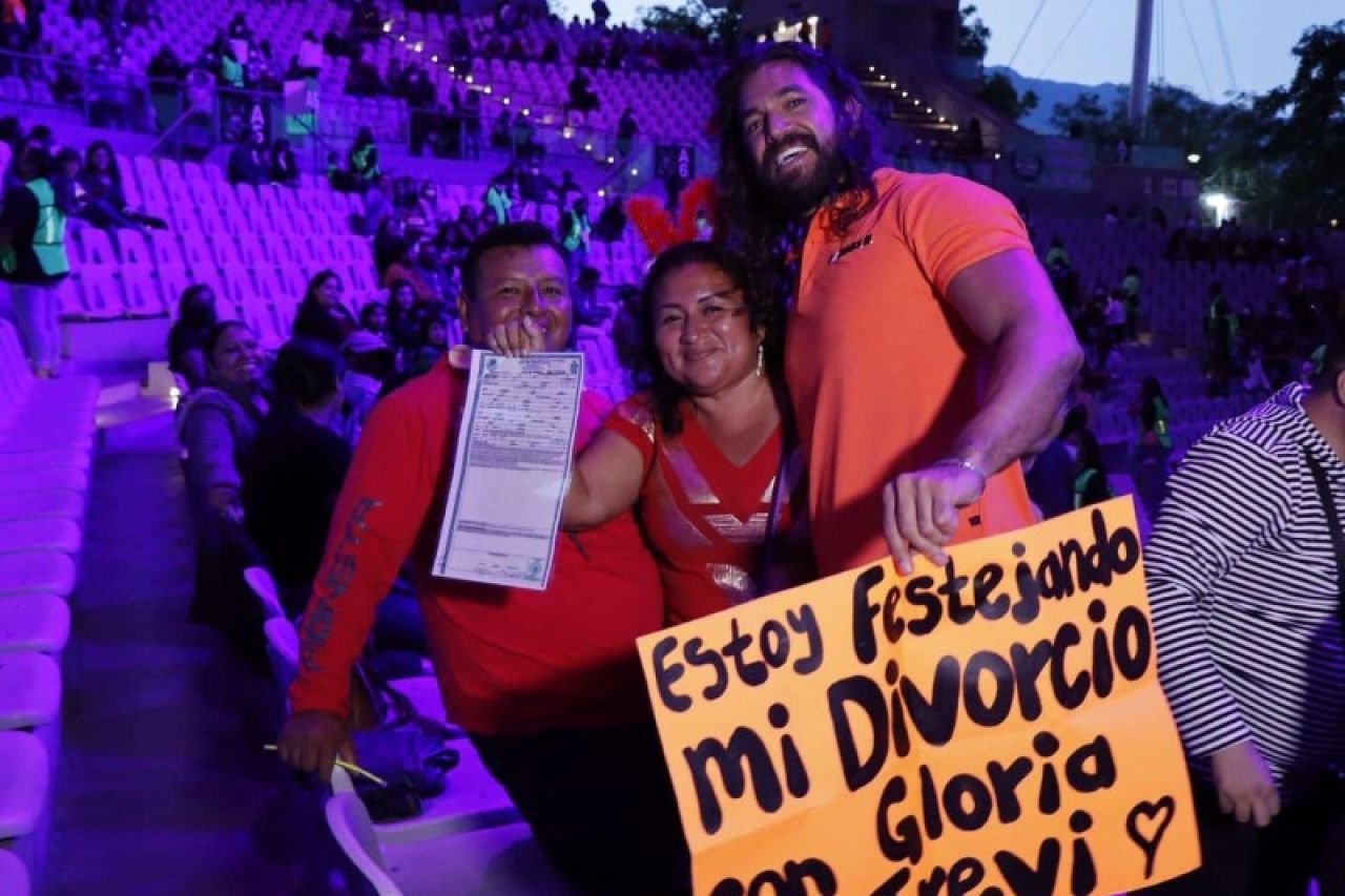 Mujer celebra su divorcio en concierto de Gloria Trevi