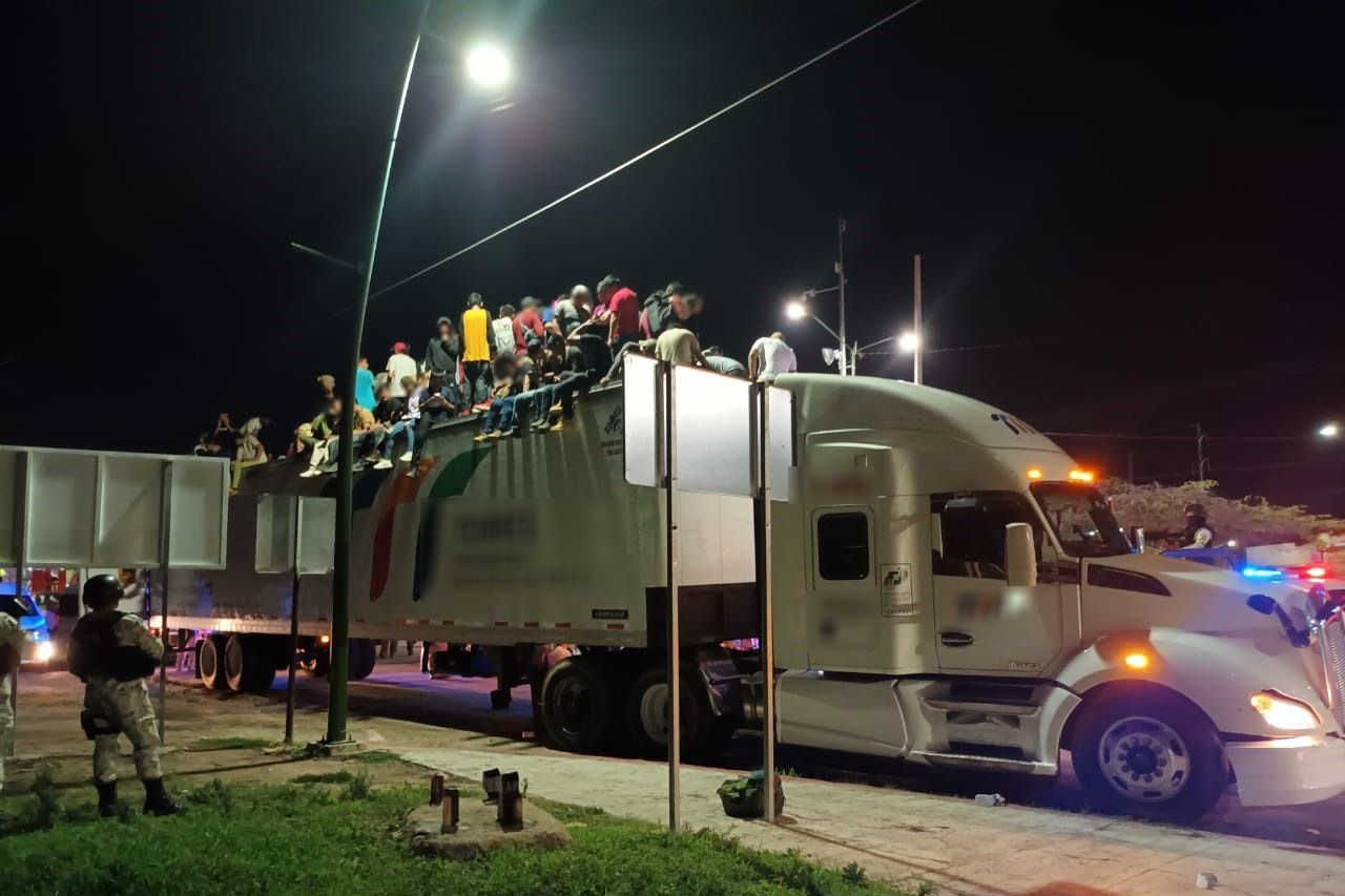 Hallan camión con 377 migrantes de 14 nacionalidades