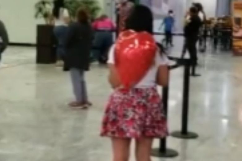 Video: Se hacen novios por Internet, va por él al aeropuerto y no se reconocen 