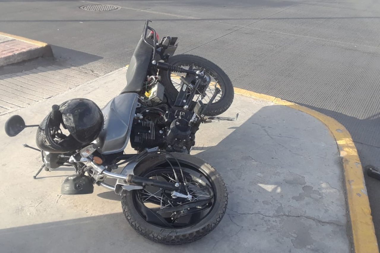Conductor se pasa el rojo y embiste a motociclista