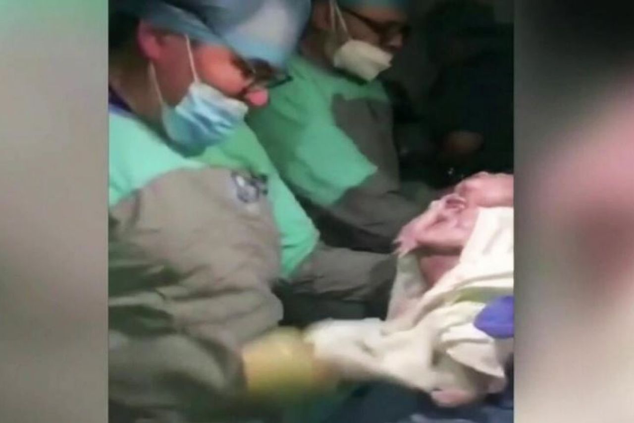 Video: Usan celulares para alumbrar parto y médicos cortan oreja a bebé