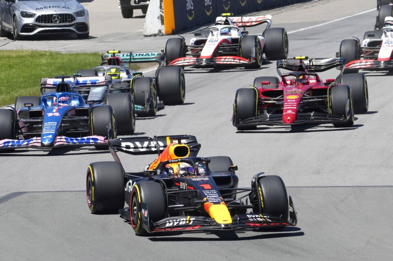 Verstappen resiste presión de Sainz y gana en Canadá
