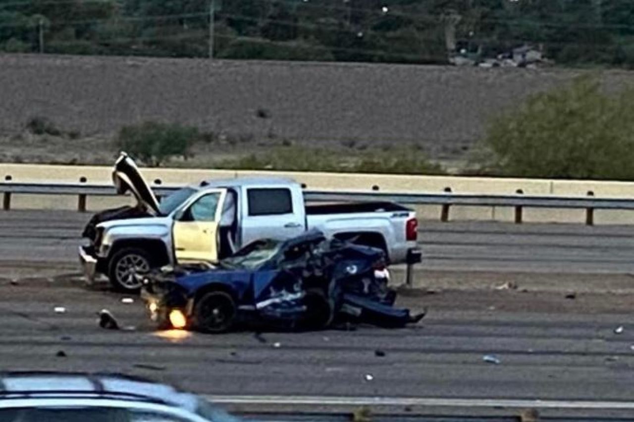 Choca Mustang y pick up en El Paso; muere una persona