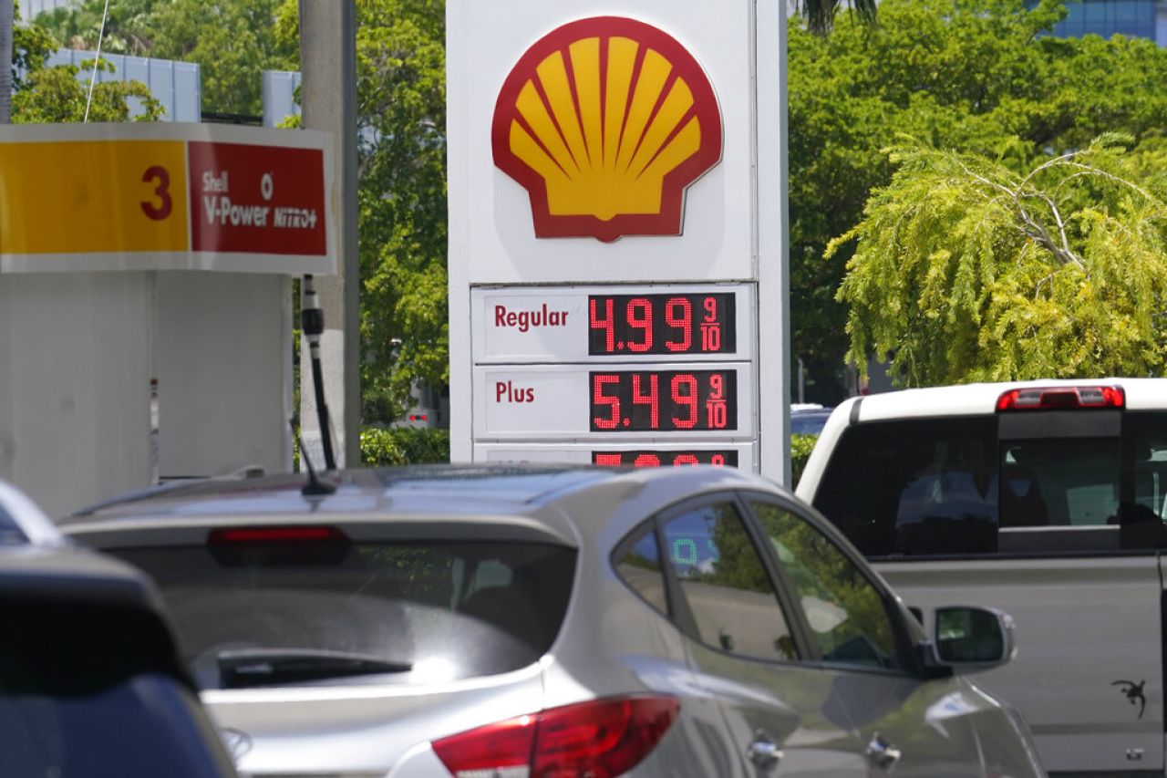 Planea EU extender impuesto a la gasolina