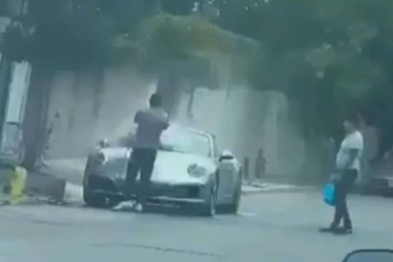 Video: Lava su Porsche a manguerazos en NL y lo exhiben en redes