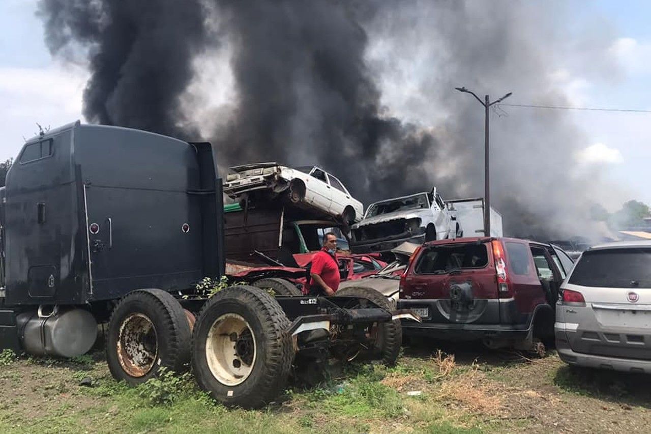 Arden más de 100 vehículos en corralón en Michoacán