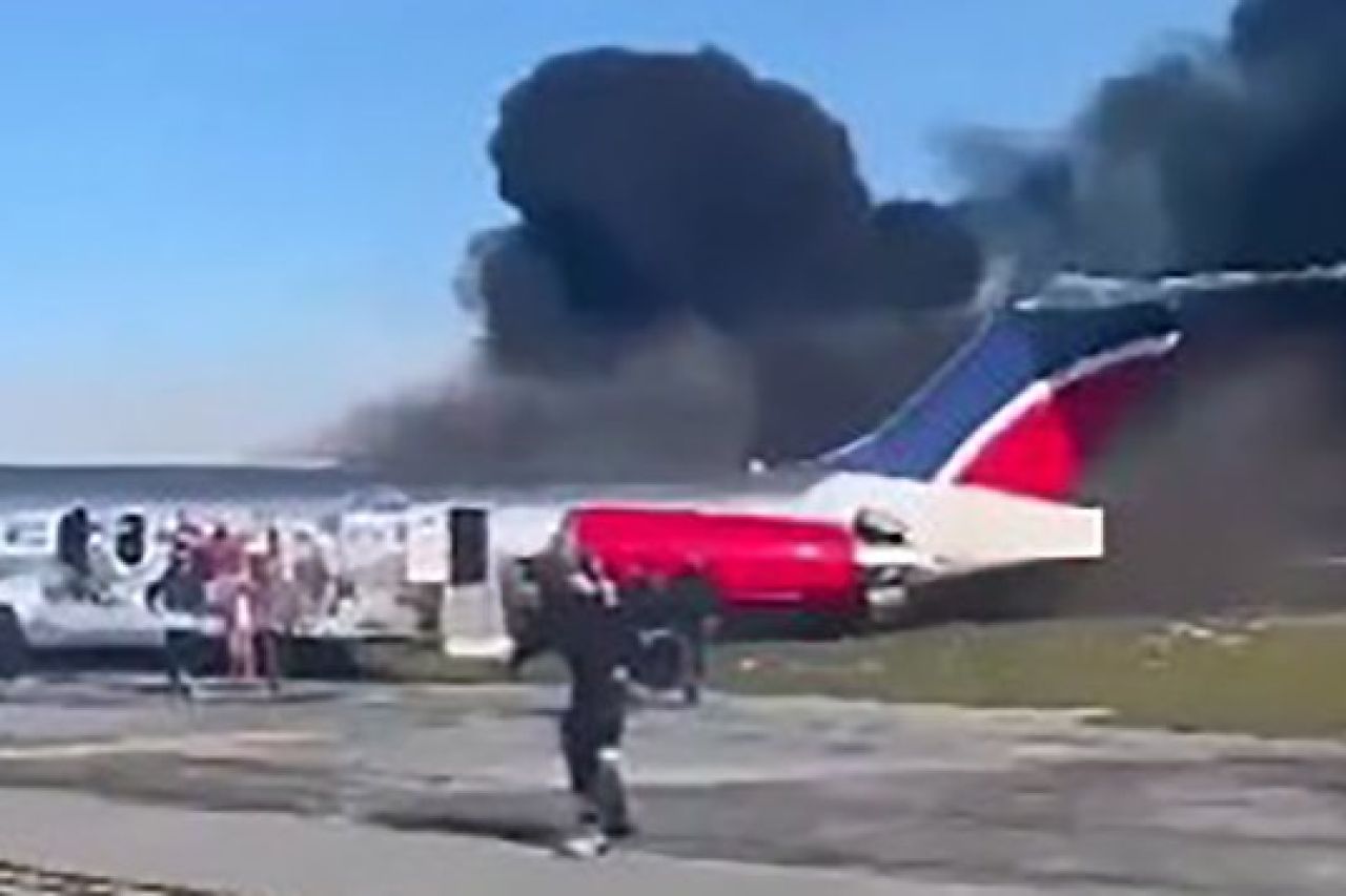 Video: Avión se incendia tras aterrizar en el aeropuerto de Miami