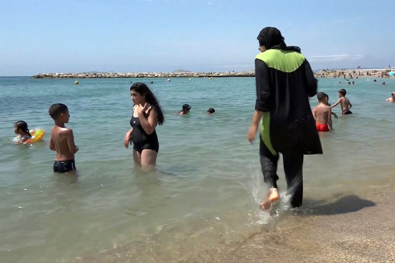 Elimina Francia el uso de burkini en piscinas públicas