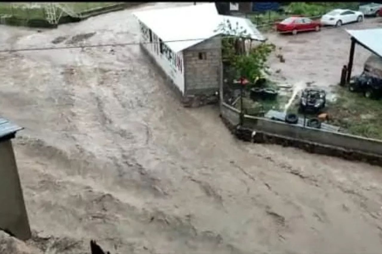 Reportan daños a casas y comercios por tormenta en Guadalupe y Calvo
