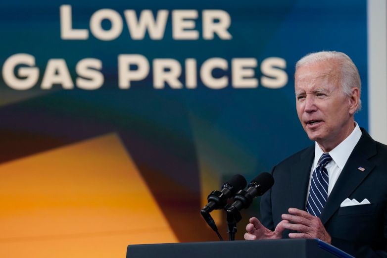 Pide Biden suspender impuestos a la gasolina por 3 meses