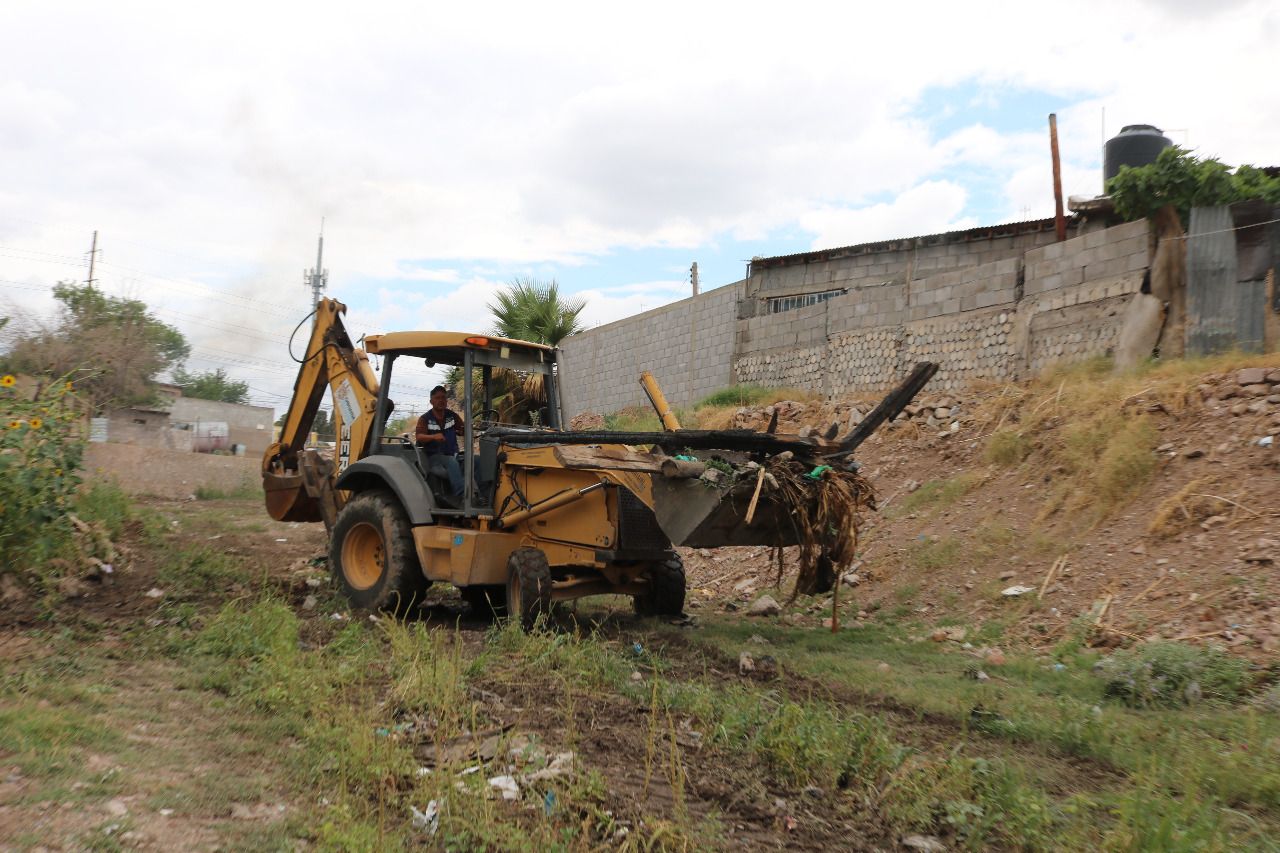 Retiran escombro y basura de arroyos en Chihuahua