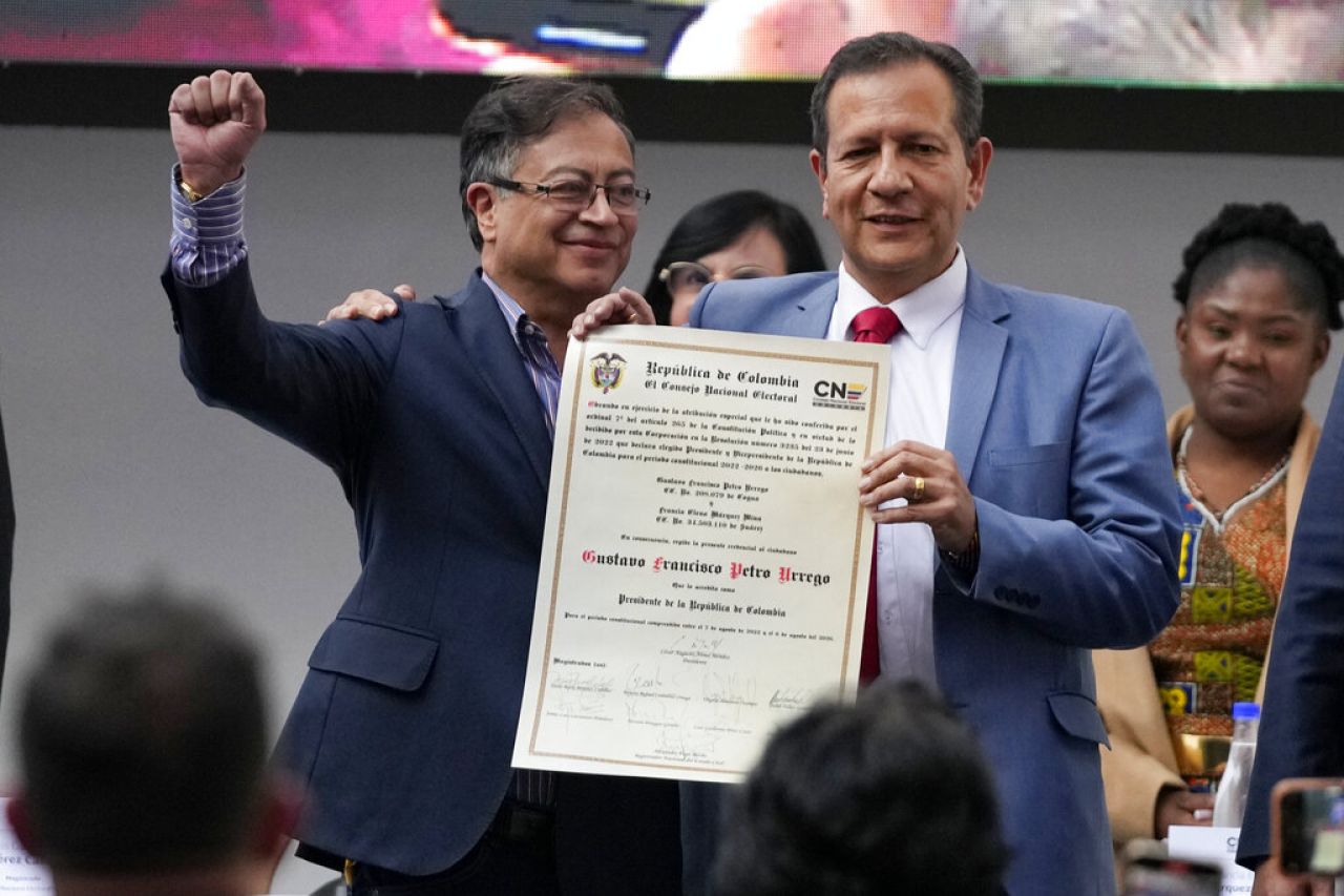 Petro recibe credencial de presidente electo de Colombia