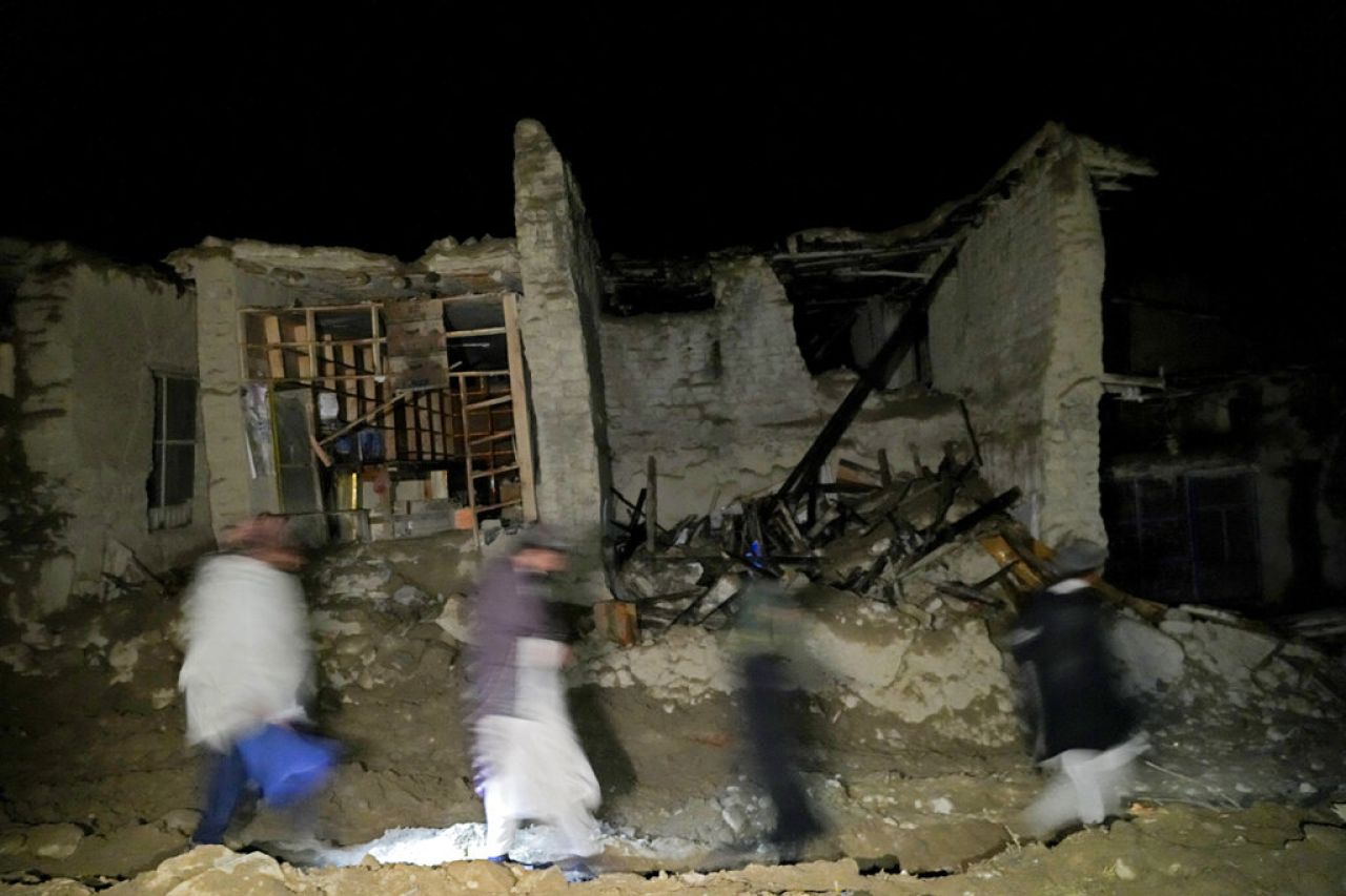 Afganos sepultan a muertos; buscan sobrevivientes tras sismo