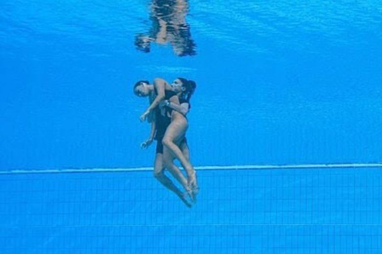 Fotos: El dramático rescate de una nadadora desmayada